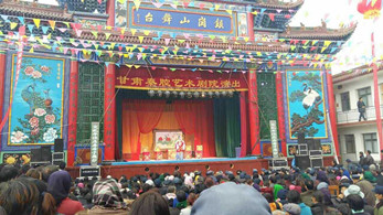 甘肅秦腔藝術(shù)劇院赴甘谷慰問(wèn)演出現(xiàn)場(chǎng)氣氛熱烈