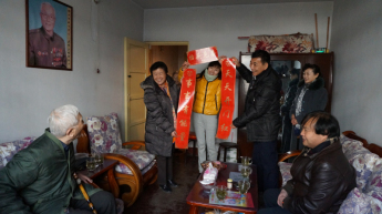 甘肅演藝集團(tuán)董事長朱玉蘭、總經(jīng)理張明、藝術(shù)總監(jiān)胡豫川等慰問離退休老同志